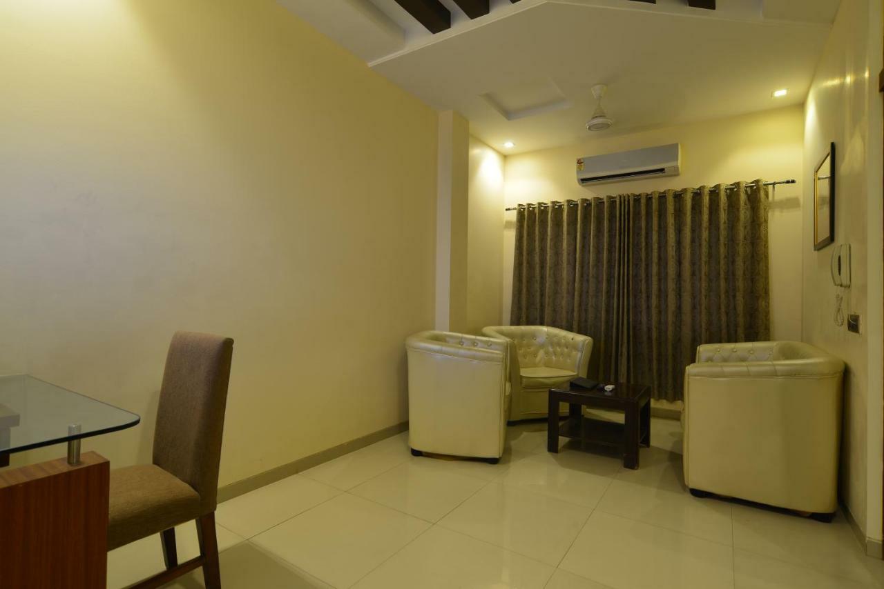 Hotel Jhankar Palace Dhule Exterior foto