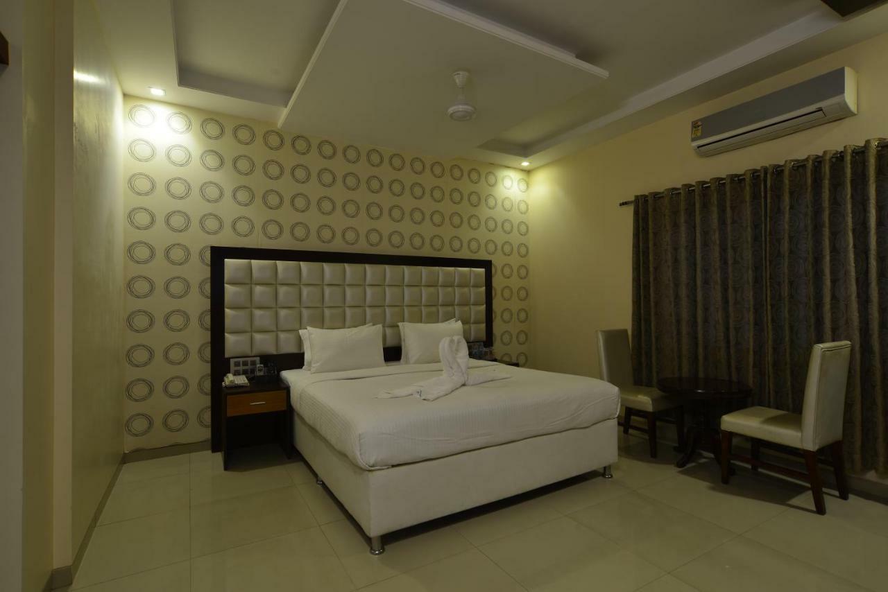 Hotel Jhankar Palace Dhule Exterior foto