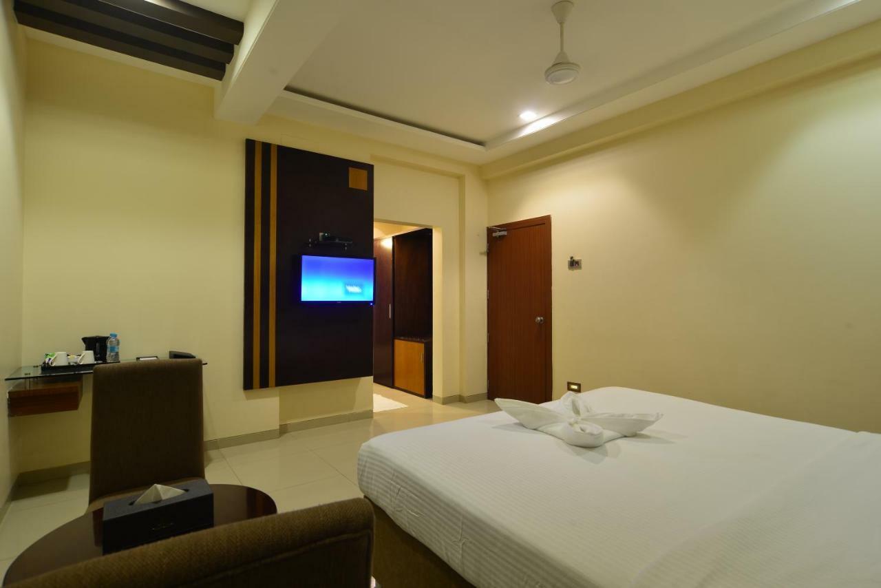 Hotel Jhankar Palace Dhule Exterior foto